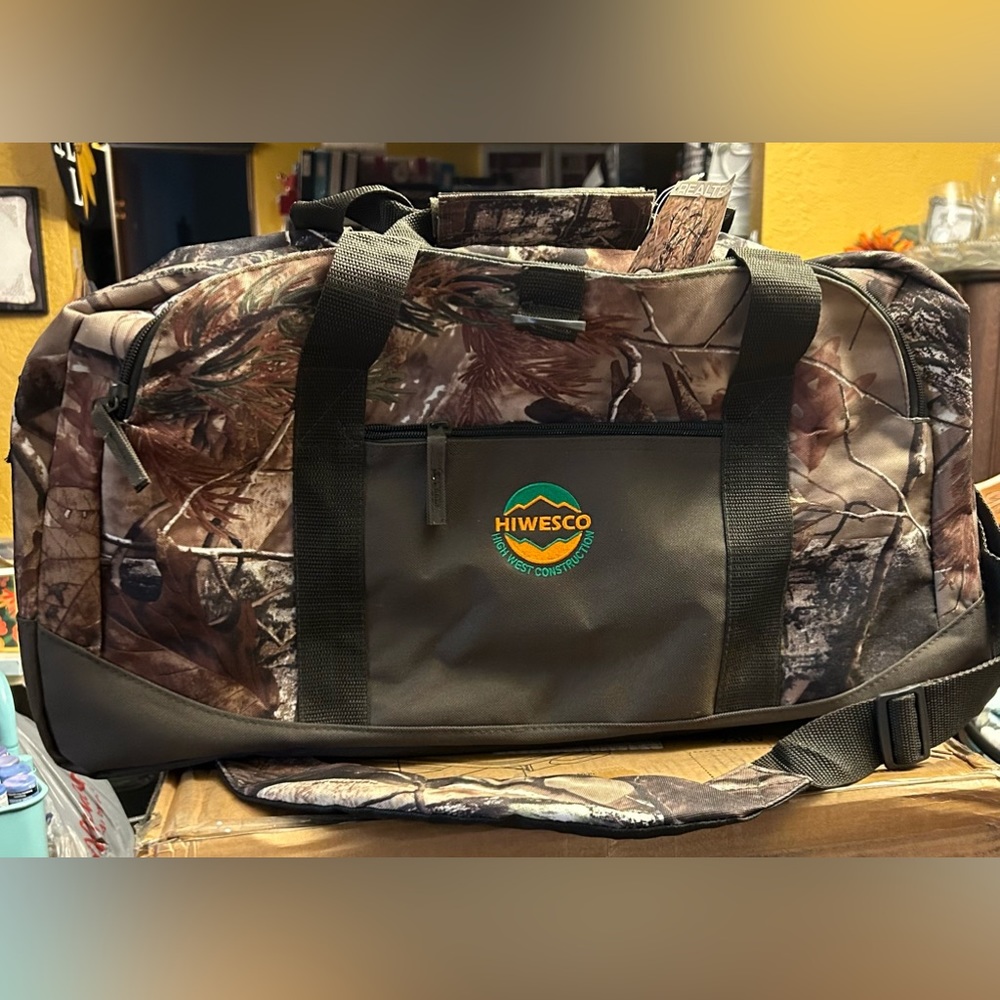 Realtree “Hiwesco” Duffle Bag with Padded Shoulder Strap NWT